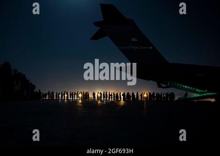 Un equipaggio dell'Aeronautica militare degli Stati Uniti, assegnato allo Squadrone dell'Airlift Expeditionary 816, si prepara a caricare evacuati qualificati a bordo di un aereo dell'Aeronautica militare americana C-17 Globemaster III a sostegno dell'evacuazione in Afghanistan all'Aeroporto Internazionale Hamid Karzai, Afghanistan, 21 agosto 2021. Il Dipartimento della Difesa si impegna a sostenere il Dipartimento di Stato degli Stati Uniti nella partenza del personale civile statunitense e alleato dall'Afghanistan, e ad evacuare gli alleati afghani in sicurezza. Foto di Taylor Crul/US Air Force via CNP/ABACAPRESS.COM Foto Stock