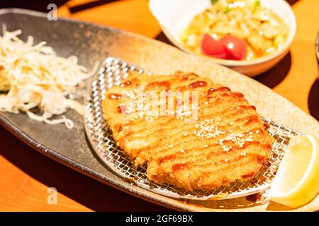 Set di sushi e sashimi e maiale Chop pasto giapponese cibo stock foto Foto Stock