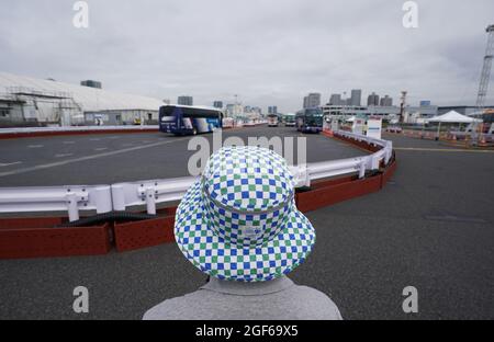 Tokio, Giappone. 24 agosto 2021. Un dipendente si trova presso il terminal dei media bus. Credit: Marcus Brandt/dpa/Alamy Live News Foto Stock