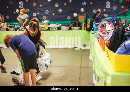 Una donna di Colombo, Ohio e suo figlio raccolgono le forniture scolastiche durante le famiglie dello YMCA ritorno al Rally scolastico al Van Buren Center.OhioHealth's Wellness on Wheels Mobile Vaccine Clinic visita il Van Buren Center per aiutare le persone con tassi di vaccinazione più bassi e un punteggio indice di vulnerabilità sociale elevato per offrire alla gente Pfizer libero Vaccini contro il coronavirus (COVID-19). Il Centro Van Buren YMCA (l'Associazione cristiana dei giovani uomini) ha collaborato con molte organizzazioni e volontari diversi per mettere insieme le loro famiglie Back to School Rally per le famiglie che potrebbero avere bisogno di aiuto come i loro figli g Foto Stock