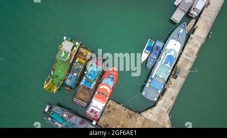 Gruppo con vista aerea del tradizionale parcheggio phinisi sul mare nel porto di Labuan Bajo. Foto Stock