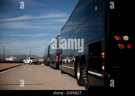 I passeggeri del secondo volo dall'aeroporto internazionale Kabul Hamid Karzai si stanno preparando a essere trasportati al complesso abitativo di Dona Ana a Fort Bliss, Texas, il 21 agosto 2021.il Dipartimento della Difesa, a sostegno del Dipartimento di Stato, Fornisce trasporto e alloggio temporaneo a sostegno dell'operazione Allees Refuge. Questa iniziativa segue l'impegno dell'America nei confronti dei cittadini afghani che hanno aiutato gli Stati Uniti e fornisce loro un sostegno essenziale in luoghi sicuri al di fuori dell'Afghanistan. (STATI UNITI Esercito foto di SPC. Ingram di Elia) Foto Stock