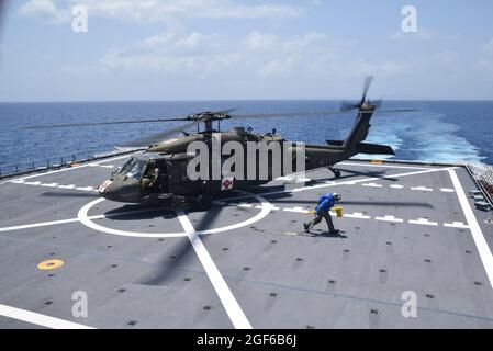 210821-N-N3764-0104 MAR DEI CARAIBI - (AGOSTO 21, 2021) – UN elicottero dell'esercito statunitense UH-60 Blackhawk si prepara a decollo dal ponte di volo della nave spearhead-class USNS Burlington (T-EPF 10) dopo il rifornimento, 21 agosto 2021. Burlington è dispiegato alle forze navali degli Stati Uniti Southern Command/ U.S. 4th Fleet per sostenere gli sforzi di assistenza umanitaria e soccorso in caso di calamità (HADR) ad Haiti a seguito di un terremoto di 7.2-magnitudo il 14 agosto 2021. (STATI UNITI Foto di cortesia Navy/rilasciato) Foto Stock