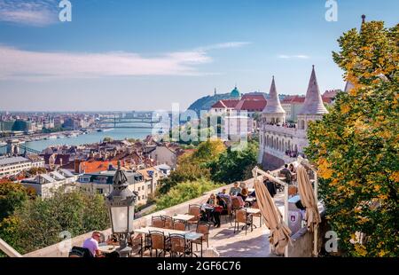 Budapest, Ungheria - 6 settembre 2018: I turisti godono di una vista panoramica di Budapest dal Bastione dei pescatori. Foto Stock