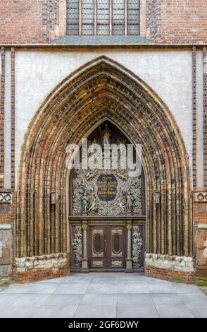 Portale della Chiesa di San Nicola a Stralsund, una città anseatica in Germania Foto Stock