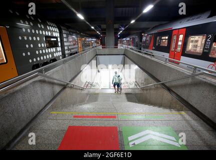 Duesseldorf, Germania. 24 agosto 2021. Un uomo porta una bicicletta giù per una rampa di scale alla stazione ferroviaria principale. Il sindacato dei macchinisti GDL ha invitato i suoi membri a sciopero presso la Deutsche Bahn da sabato a mercoledì. Credit: Roland Weihrauch/dpa/Alamy Live News Foto Stock