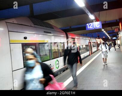 Duesseldorf, Germania. 24 agosto 2021. I passeggeri scenderanno da uno dei pochi treni locali ancora in funzione alla stazione principale. Il sindacato dei macchinisti GDL ha invitato i suoi membri a sciopero presso la Deutsche Bahn da sabato a mercoledì. Credit: Roland Weihrauch/dpa/Alamy Live News Foto Stock