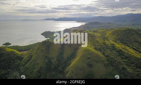 Vista aerea di piccola isola con il mare in Labuan Bajo West Manggarai. Foto Stock