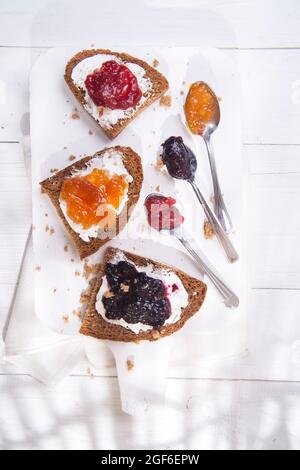 Colazione italiana a base di pane integrale, burro e marmellata Foto Stock