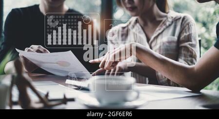 Fund Investor team analisi del report del mercato azionario creazione di una dashboard finanziaria di audit con Business Intelligence BI. Concetto FinTech.. Foto Stock