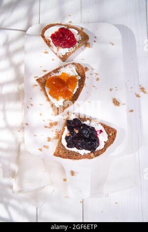 Colazione italiana a base di pane integrale, burro e marmellata Foto Stock