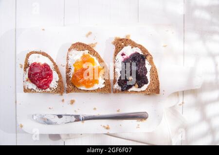 Colazione italiana a base di pane integrale, burro e marmellata Foto Stock