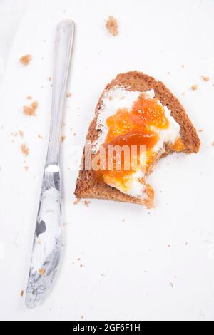 Colazione italiana a base di pane integrale, burro e marmellata Foto Stock