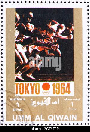 UMM al-QUWAIN - CIRCA 1972: Un francobollo stampato in Umm al-Quwain mostra Tokyo 1964, Giappone, Giochi Olimpici del passato, circa 1972 Foto Stock