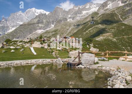 COURMAYEUR, Italia - 23 LUGLIO 2021: Cabina della nuova funivia Skyway Monte Bianco sul versante italiano del Monte Bianco, partenza da Entreves a Punta Helbronne Foto Stock