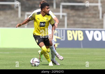 Dortmund, Germania. 21 ago 2021. Primo: 21.08.2021 Fuvublall: Calcio: 3° Bundesliga stagione 2021/22 BVB; Borussia Dortmund U23 - 1. FC Saarbruecken, Saarbruecken. 0: 0 Ansgar Knauff, azione individuale, BVB/dpa/Alamy Live News Foto Stock