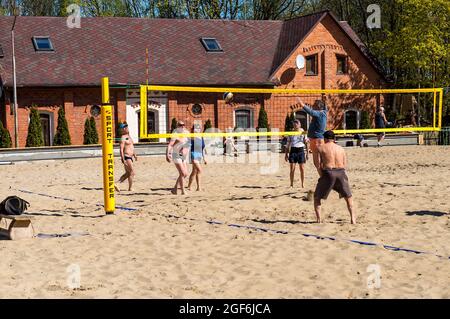 Regione di Kaliningrad, Russia, 10 maggio 2021. Gli uomini giocano a Beach volley. Giocatori di palla sulla spiaggia. Foto Stock