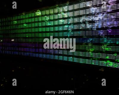 Farbige Wand mit LED Beleuchtung am Hauptbahnhof in Essen Foto Stock