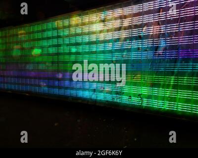 Farbige Wand mit LED Beleuchtung am Hauptbahnhof in Essen Foto Stock