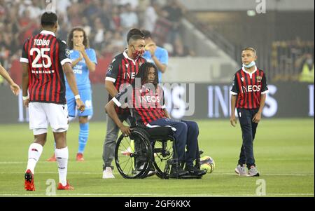 Omaggio a Kevin Anin, ex giocatore di Nizza paralizzato dopo un incidente automobilistico prima del campionato francese Ligue 1 partita di calcio tra OGC Nice (OGCN) e Olympique de Marseille (OM) il 22 agosto 2021 allo stadio Allianz Riviera di Nizza, Francia - Foto Jean Catuffe / DPPI Foto Stock