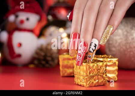 Manicure e Hands Spa. Bella donna mano primo piano. Unghie curate e mani morbide pelle striscione largo. Trattamento di bellezza. Foto Stock