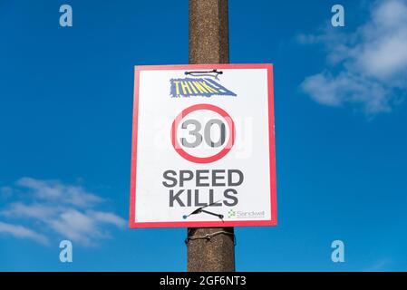 Segnale di avvertimento - pensare - limite di 30mph - uccisioni di velocità montate sul lampione a Smethwick, Sandwell Foto Stock