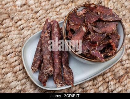 Carne di salumi, biltong e verbi secchi tipici sudafricani Foto Stock