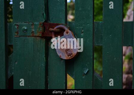 RABAT, MALTA - 01 febbraio 2015: Un grande lucchetto su una porta verde nella campagna e nelle zone rurali maltesi Foto Stock