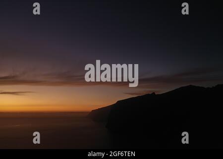 Panorama aereo di Acantilados de Los Gigantes scogliere dei Giganti al tramonto, Tenerife, isole Canarie, Spagna Foto Stock