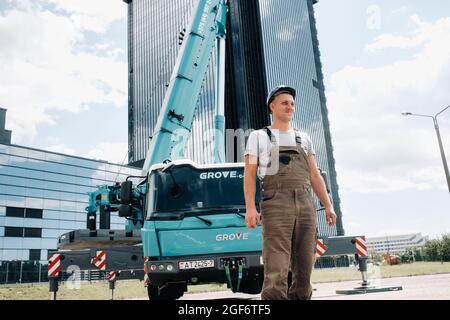 Luglio 30, 2020. Minsk, Belarus.A autista vicino ad una grande gru moderna nella città di Minsk. Foto Stock