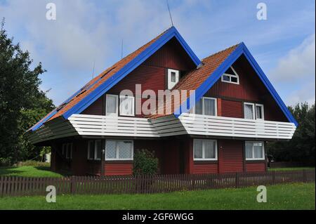 Nida Lituania bella vecchia casa lituana tradizionale in legno a Nida, Lituania, Europa. Foto Stock