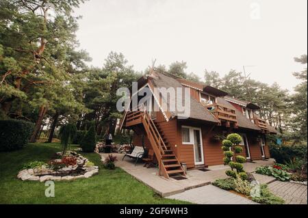 Nida Lituania bella vecchia casa lituana tradizionale in legno a Nida, Lituania, Europa. Foto Stock