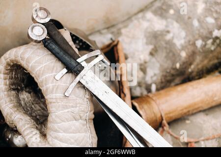 Belle spade che giacciono sulle attrezzature del cavaliere, spettacolo nel castello di Nesvizh. Foto Stock