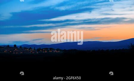 Cielo al tramonto sulla regione Toscana in Italia Foto Stock
