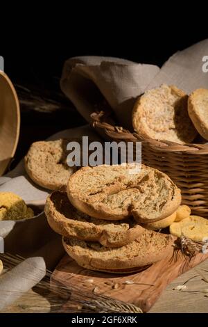 Antipasto italiano Friselle. Pane secco pugliese Friselle su sfondo ligneo Foto Stock