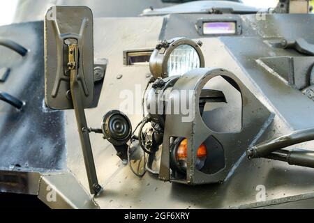 Fari di un veicolo da combattimento blindato. Primo piano di attrezzature militari da combattimento con luci leggere Foto Stock