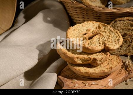 Antipasto italiano Friselle. Pane secco pugliese Friselle su sfondo ligneo Foto Stock