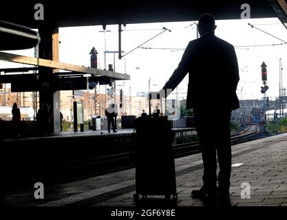 Duesseldorf, Germania. 24 agosto 2021. Un passeggero attende il suo treno alla stazione principale. Il sindacato dei macchinisti GDL ha invitato i suoi membri a sciopero presso la Deutsche Bahn da sabato a mercoledì. Credit: Roland Weihrauch/dpa/Alamy Live News Foto Stock