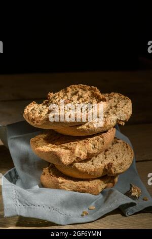 Antipasto italiano Friselle. Pane secco pugliese Friselle su sfondo ligneo Foto Stock