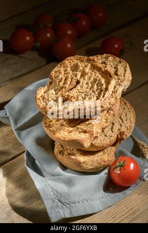 Antipasto italiano Friselle. Pane secco pugliese Friselle su sfondo ligneo Foto Stock