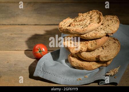 Antipasto italiano Friselle. Pane secco pugliese Friselle su sfondo ligneo Foto Stock