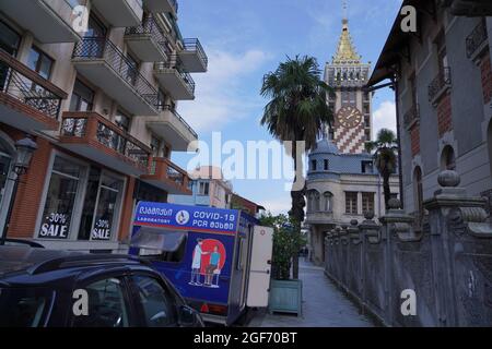 Batumi, Georgia - 5 agosto 2021: Auto in attesa di prove da covid sulla strada Foto Stock