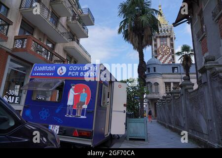 Batumi, Georgia - 5 agosto 2021: Auto in attesa di prove da covid sulla strada Foto Stock