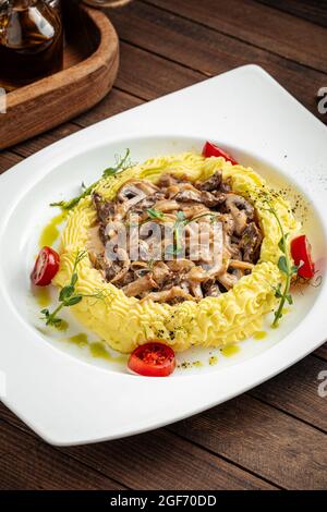 Vitello Stroganov con purè di patate e funghi Foto Stock