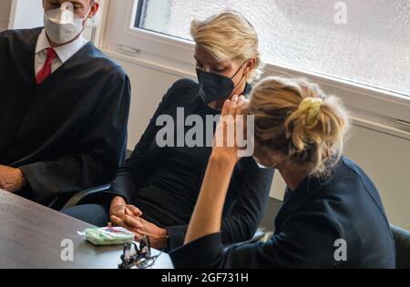 Berlino, Germania. 24 agosto 2021. Stephanie Gräfin Bruges-von PFUEL (M), ex politico locale bavarese, siede come attore comune in un tribunale del distretto di Tiergarten all'inizio di un processo per la macellazione involontaria. Dopo la morte di un pedone - il figlio della contessa - un presunto pilota di auto è in prova. Credit: Christophe Gateau/dpa/Alamy Live News Foto Stock