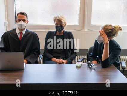 Berlino, Germania. 24 agosto 2021. Stephanie Gräfin Bruges-von PFUEL (M), ex politico locale bavarese, siede come attore comune in un tribunale del distretto di Tiergarten all'inizio di un processo per la macellazione involontaria. Dopo la morte di un pedone - il figlio della contessa - un presunto pilota di auto è in prova. Credit: Christophe Gateau/dpa/Alamy Live News Foto Stock