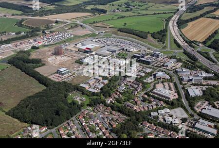 Vista aerea dello Springs Retail Park e delle aziende su Century Way a Thorpe Park a Brown Moor & Colton, Leeds 15 al J46 dell'autostrada M1 Foto Stock