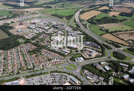 Vista aerea dello Springs Retail Park e delle aziende su Century Way a Thorpe Park a Brown Moor & Colton, Leeds 15 al J46 dell'autostrada M1 Foto Stock