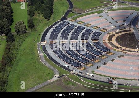 Vista aerea di un nuovo parco a energia solare e impianto di corsa a Stourton Leeds con aree parcheggio auto coperte da pannelli solari come riparo Foto Stock