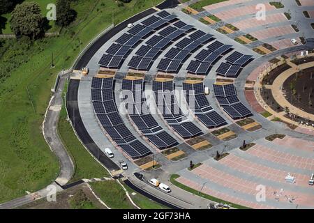 Vista aerea di un nuovo parco a energia solare e impianto di corsa a Stourton Leeds con aree parcheggio auto coperte da pannelli solari come riparo Foto Stock